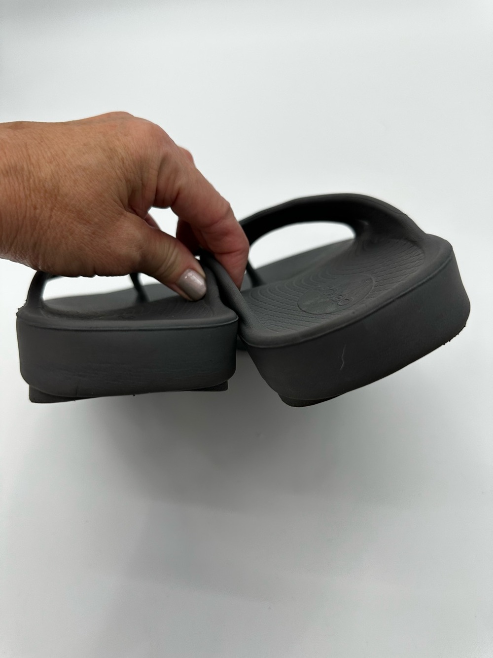 OOFOS Gray Flip Flop Thong Comfort sandals size 10 - Picture 2 of 7